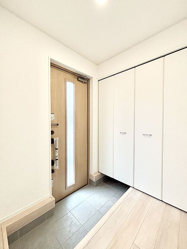 明るい玄関はお客様をお出迎えするのにぴったりです！ 