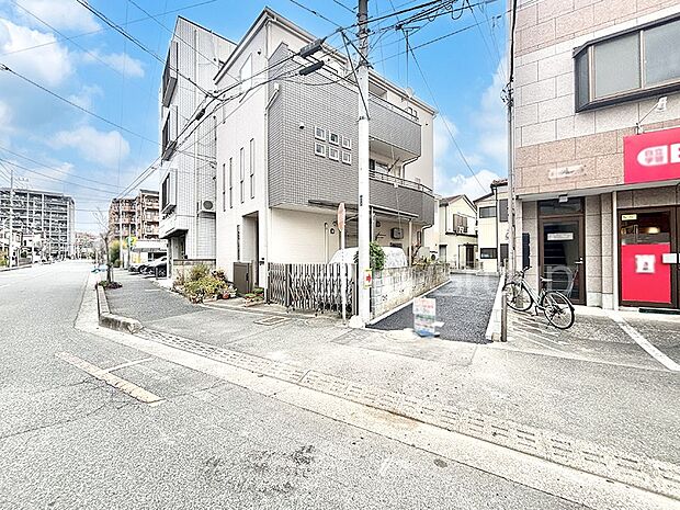 前面道路はきちんと整備されています  