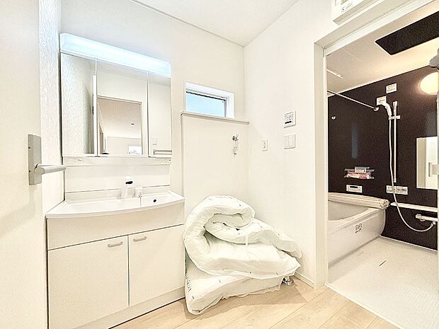清潔感のある快適空間です。毎日の身支度も気持ち良くお使い頂けます。