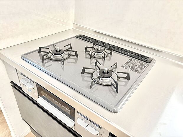 ガスコンロはＳｉセンサー搭載。火力調節や焦げ付き・消し忘れも防いでくれます。