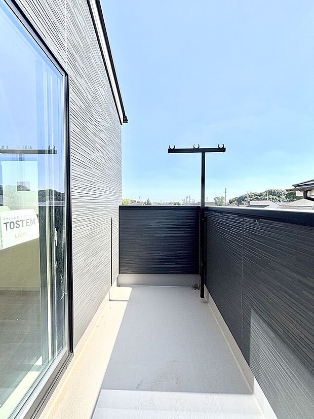 南向きのバルコニー!ご家族の洗濯物はもちろん、お布団もたっぷり干せます!