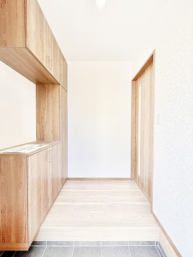 ご家族やお客様を気持ちよくお出迎えできる穏やかな雰囲気の玄関です。