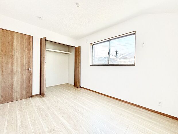 お子さまのお部屋としても!衣類の整理整頓に便利なクローゼット付きの洋室。