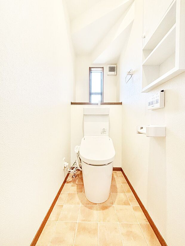 清潔感あるシャワートイレ。小窓から光が注ぎ込みます！