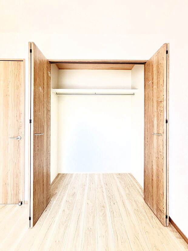 毎日着る衣類や荷物などの収納に便利なクローゼット付きです。