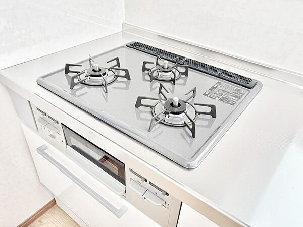 ガスコンロはＳｉセンサー搭載。火力調節や焦げ付き・消し忘れも防いでくれます。