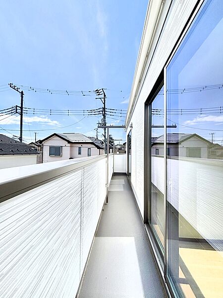 暖かな陽光が降り注ぐバルコニーはお洗濯におすすめ。爽やかな風も心地よいです。