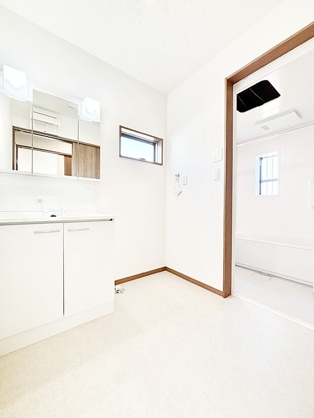 柔らかな朝の光を感じられる窓がついた洗面室