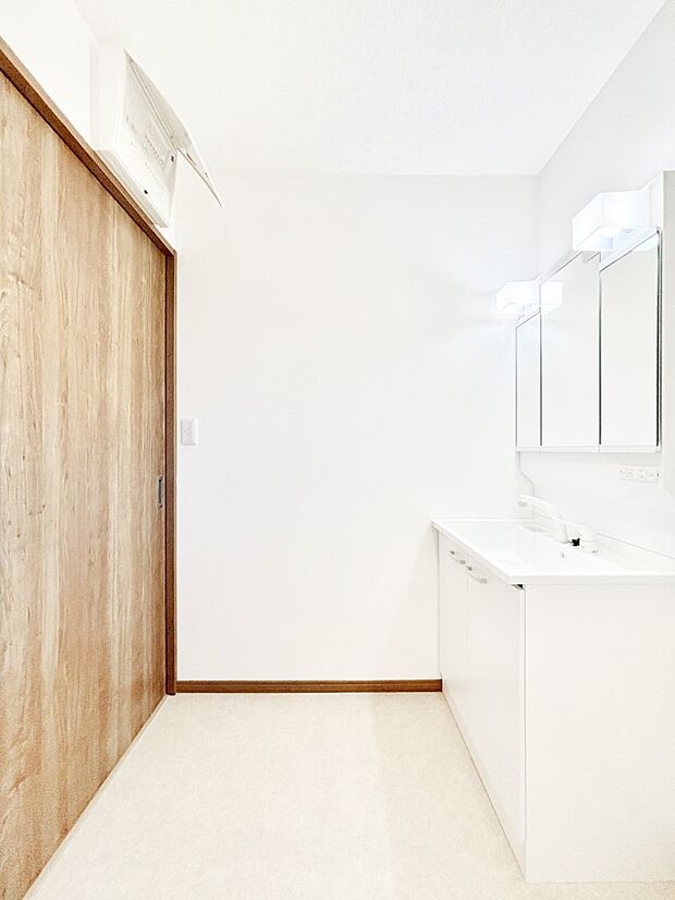 清潔感のある快適空間です。毎日の身支度も気持ち良くお使い頂けます!