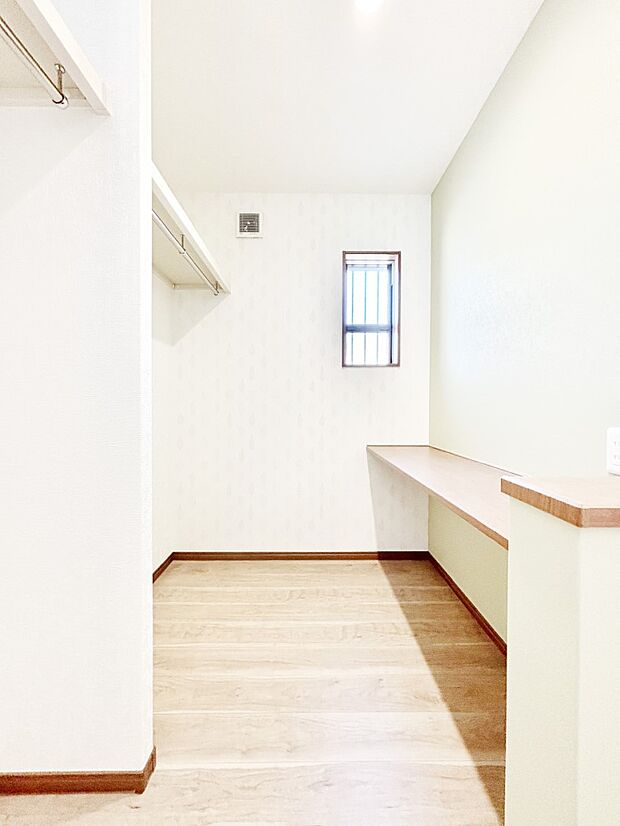 ランドリールーム、収納スペース、作業スペースなど様々な使い方ができる家事室。