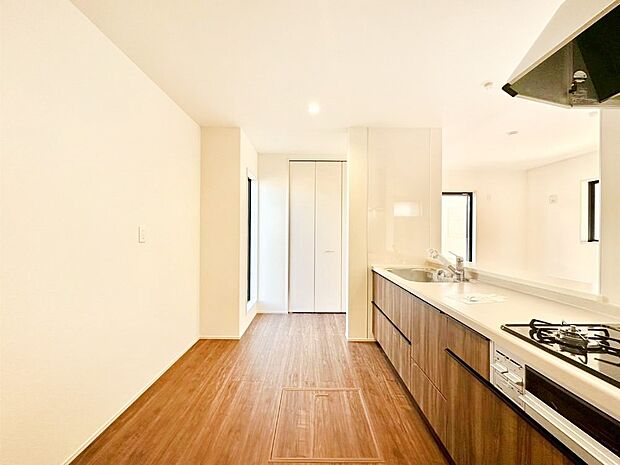 リビングで遊ぶお子様を見守りながらお料理ができる対面キッチン。