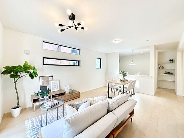 家族の和やかな会話が聞こえてきそう。開放感のあるリビングです。  