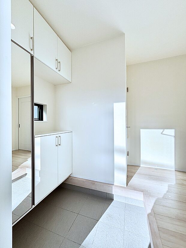 明るい玄関はお客様をお出迎えするのにぴったりです！ 