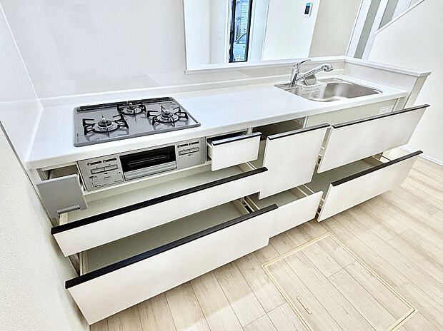 ガスコンロはＳｉセンサー搭載。火力調節や焦げ付き・消し忘れも防いでくれます。