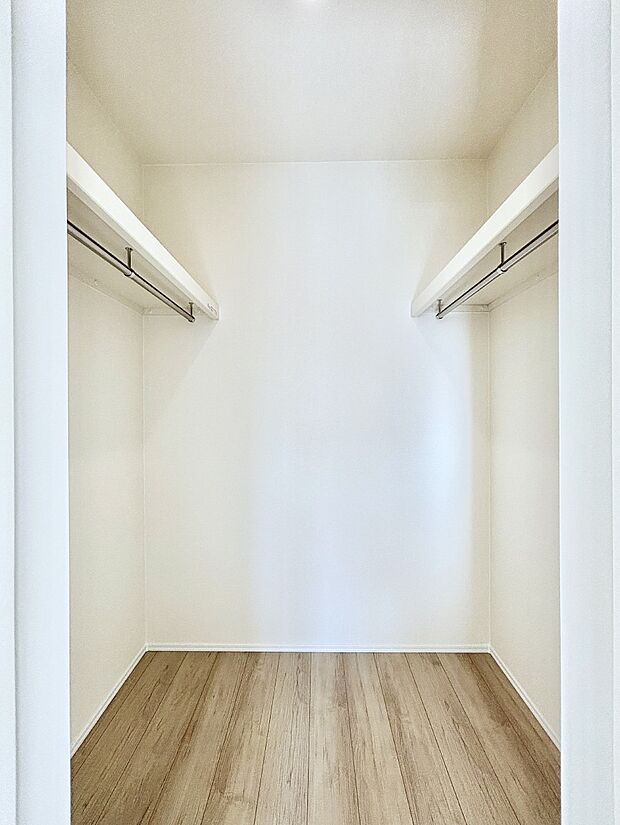 ウォークインクローゼット付きで生活空間を広く利用できます。