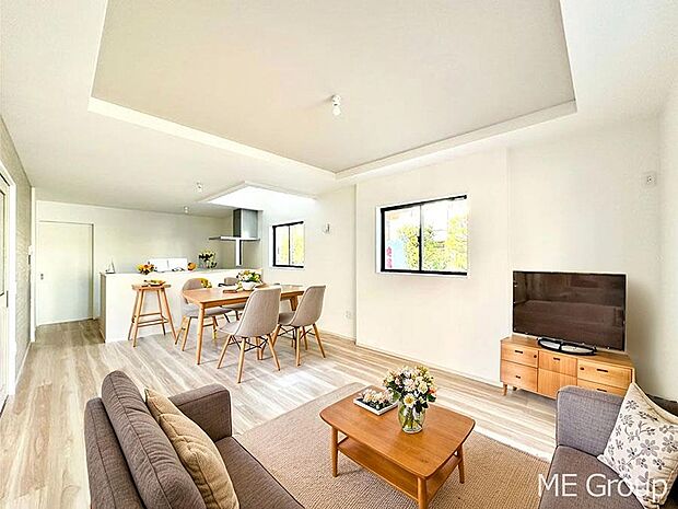 ご家族の賑やかな話し声で包まれる明るいリビング  ※家具はCGです