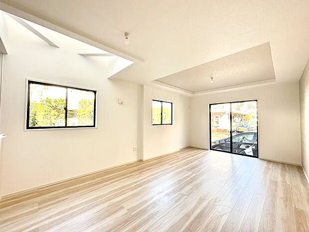 大きな窓からたっぷりの陽光と風を感じられるリビング