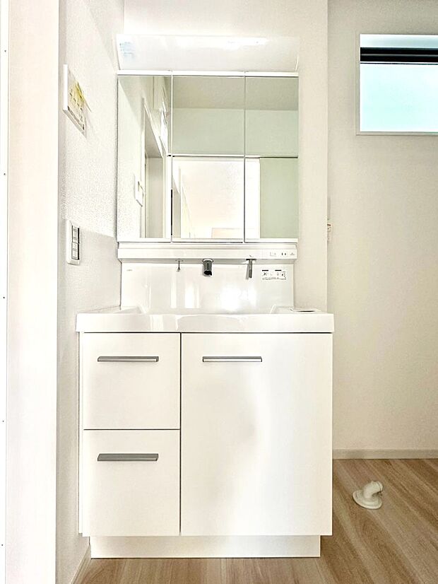 大きく見やすい三面鏡で清潔感ある洗面台は、身だしなみチェックや肌のお手入れにおすすめです。