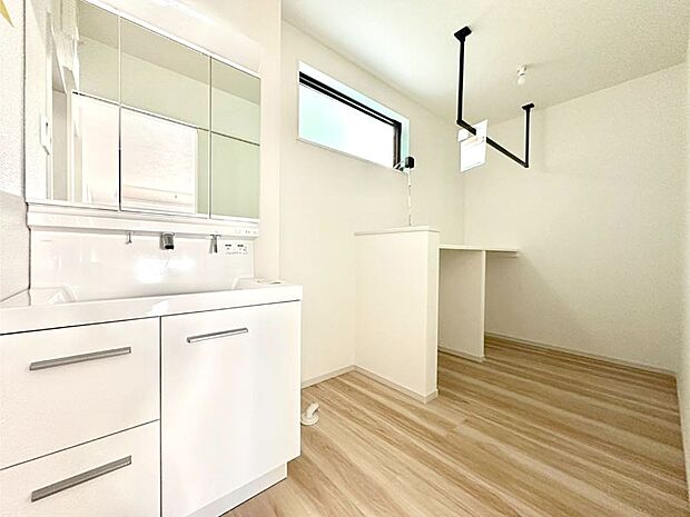 明るい洗面所は毎朝の身支度も楽しくできちゃいそうです。