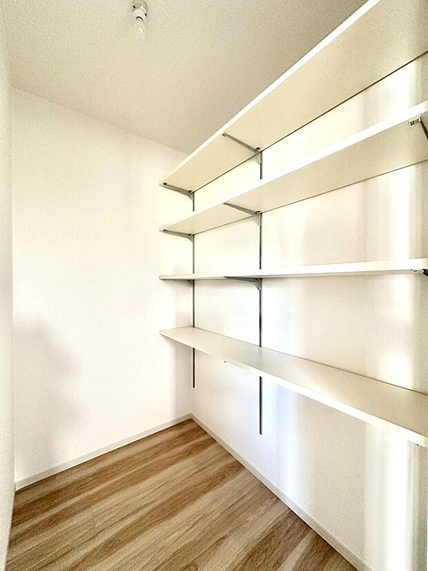 キッチンにはパントリー!食材のストックはもちろん、日用品の収納など使い方はいろいろ!