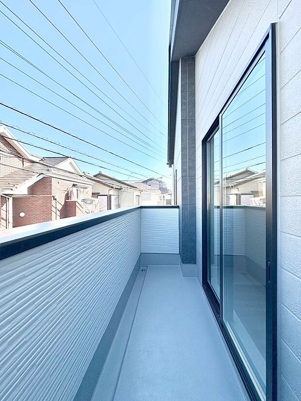 暖かな陽光が降り注ぐバルコニーはお洗濯におすすめ。爽やかな風も心地よいです。 