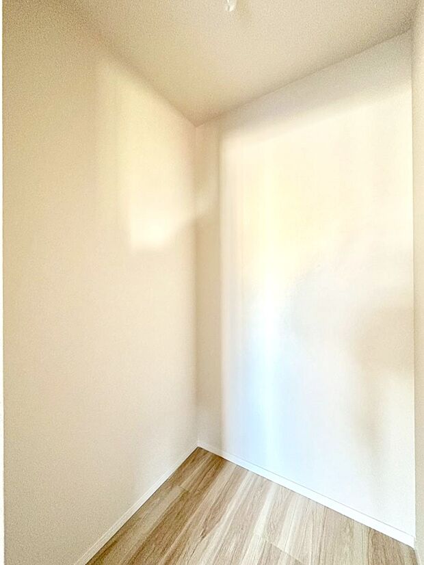 ウォークインクローゼット付きで生活空間を広く利用できます。