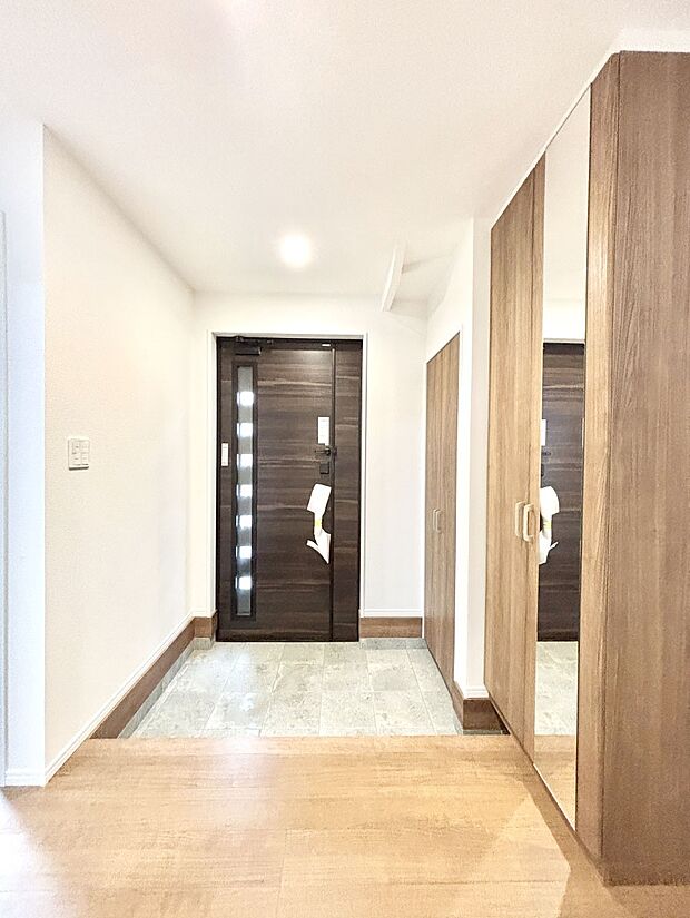 明るい玄関はお客様をお出迎えするのにぴったりです!