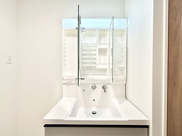 三面鏡の裏に、化粧品や衛生用品などを収納可能。洗面台をすっきりと保ちます!