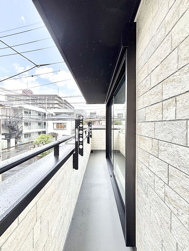 暖かな陽光が降り注ぐバルコニーはお洗濯におすすめ。爽やかな風も心地よいです。 