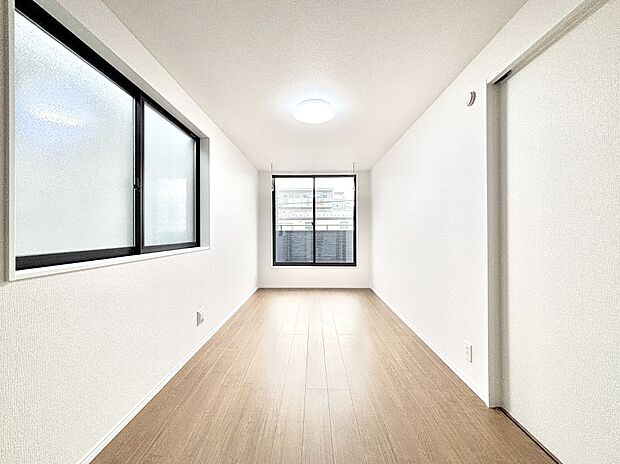 明るいバルコニーサイドに洋室を設置。目覚めの良い寝室に。