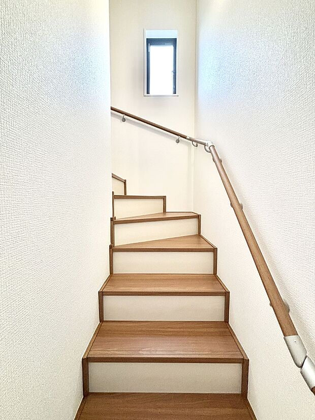 安全性を考慮し階段には手すりを設置しています