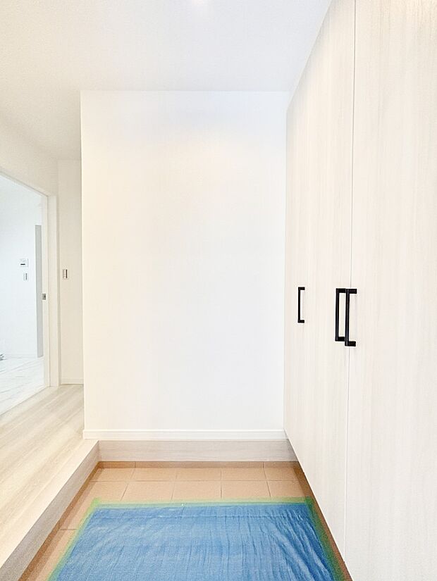 散らかりがちな玄関もスッキリの玄関収納付