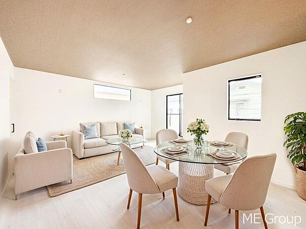 ご家族の賑やかな話し声で包まれる明るいリビング ※家具はCGです