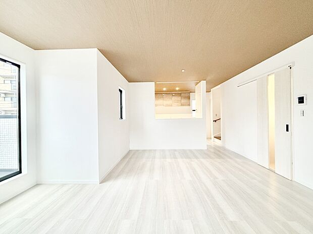 明るい陽光が注ぎ、寛ぎの雰囲気に満たされるリビング・ダイニング。