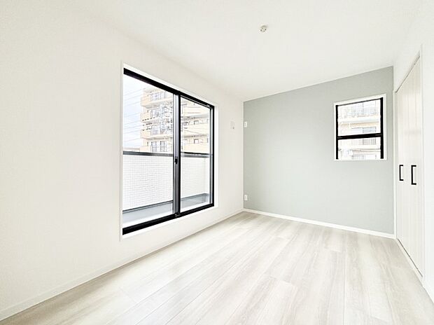 窓からのやさしい光が心地よいプライベートルーム