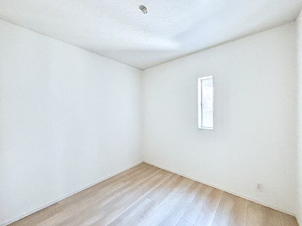 1階の納戸。収納はもちろん、テレワークや趣味スペースとしてもご利用いただけます。