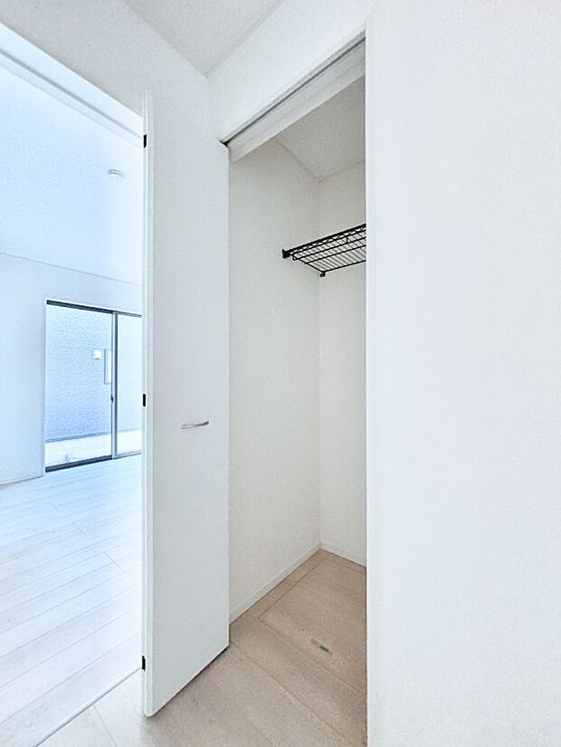 1階廊下収納には掃除用品や日用品のストックなどを収納できます。床下収納付き。