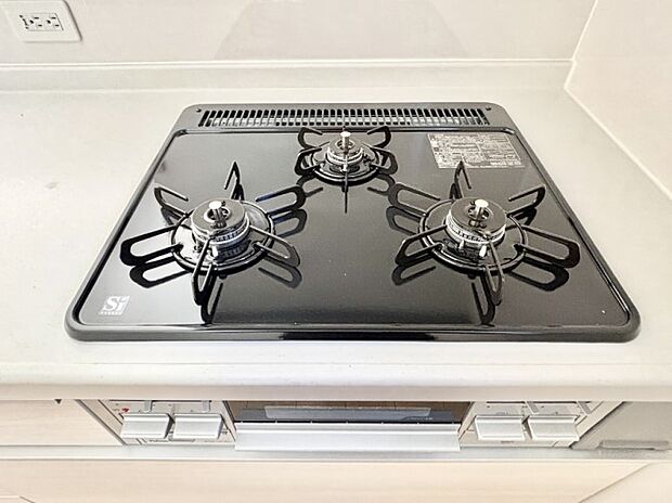 ガスコンロはSiセンサー搭載。火力調節や焦げ付き・消し忘れも防いでくれます。