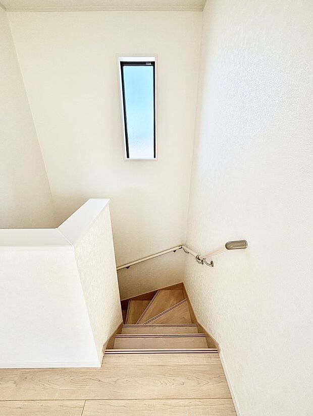 階段は手すり付きなので小さなお子さまやご高齢の方も安心です