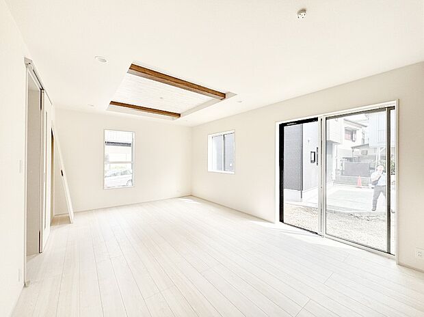 ご家族の賑やかな話し声で包まれる明るいリビング