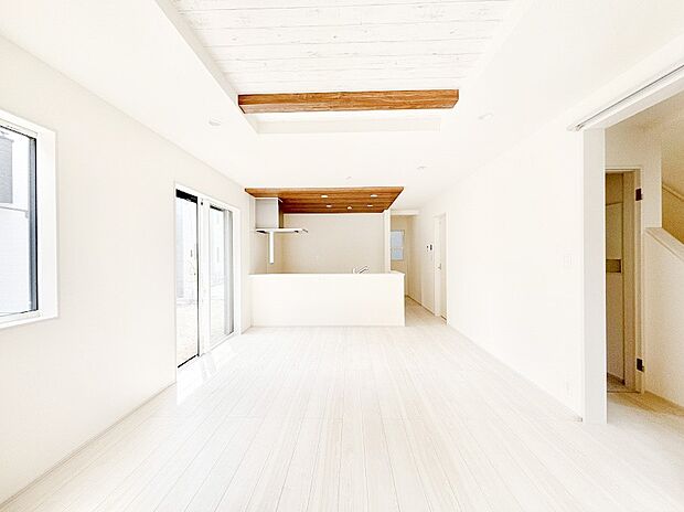 明るい陽光が注ぎ、寛ぎの雰囲気に満たされるリビング・ダイニング。