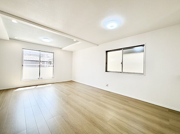 大きな窓からたっぷりの陽光と風を感じられるリビング