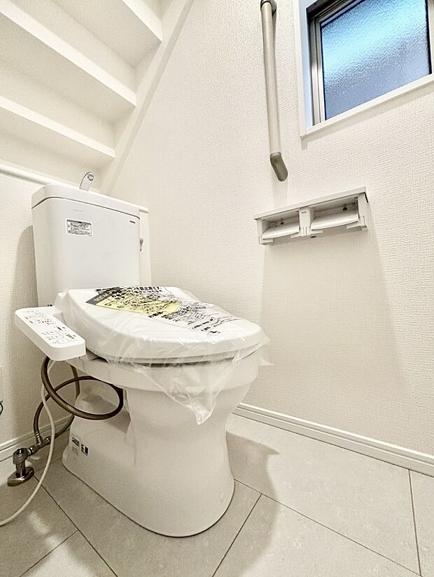 換気用小窓があり、明るく清潔な空間です。