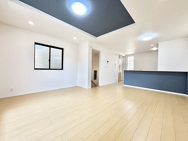 折上天井は立体的な奥行きがあるので、天井が広く見えて開放的な空間を演出できます。  