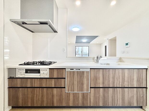 リビングを見渡せる人気のカウンターキッチン。 家族を見守りながら家事をすることができます。