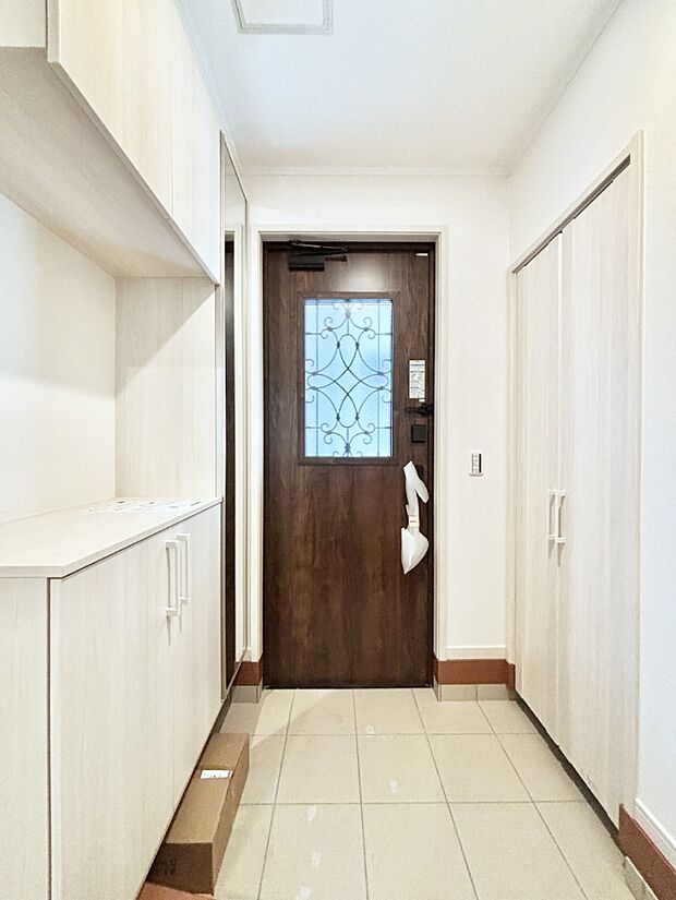 飾り棚を利用して、お越しいただくお客様をおもてなしできます。