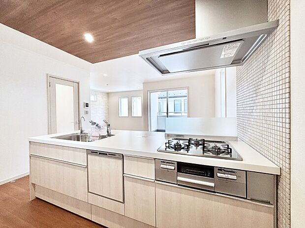 リビングを見渡せる人気のカウンターキッチン。 家族を見守りながら家事をすることができます。