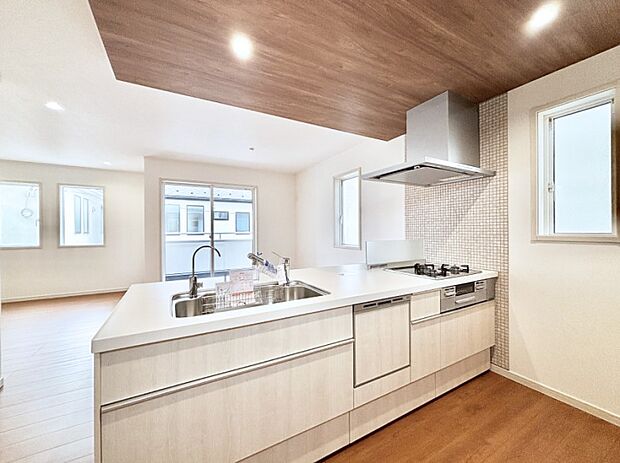 爽やかな風が通り抜けるキッチン。窓があるので明るく換気にも役立ちます。