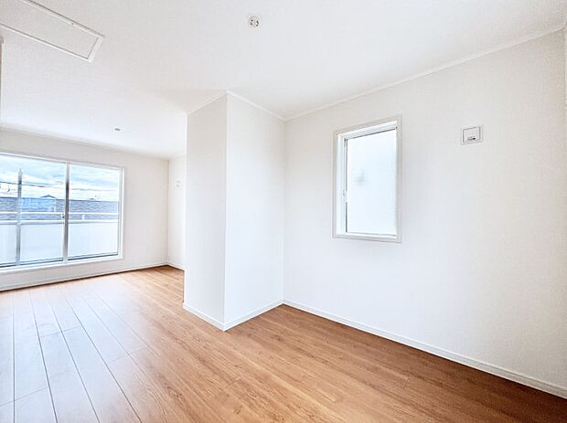 明るいバルコニーサイドに洋室を設置。目覚めの良い寝室に。