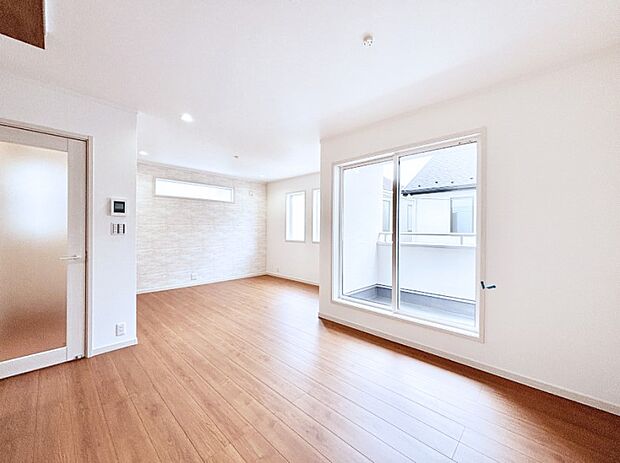 日当たりの良いリビング。お気に入りのグリーンを飾れば更に心地よさがアップ!